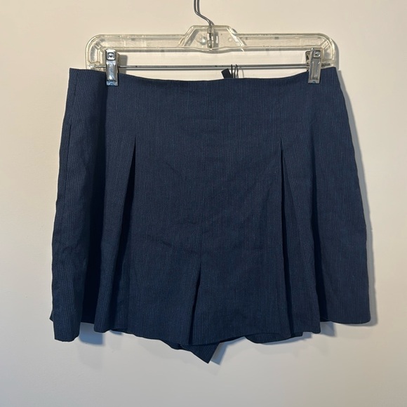 NWT BCGB Maxazria Striped Flowy Shorts - M - Picture 1 of 3